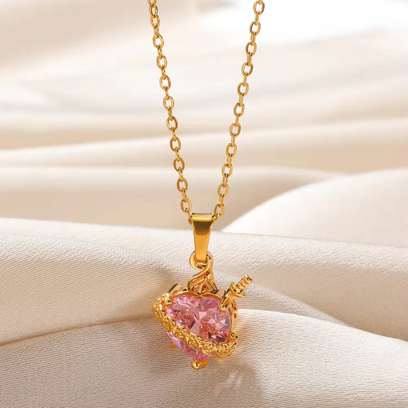 Colar Coração de Zircônia Rosa (Banhado a Ouro 18K)